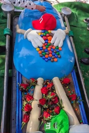 معلمة تدفن في نعش مصمم على شكل شوكولاتة