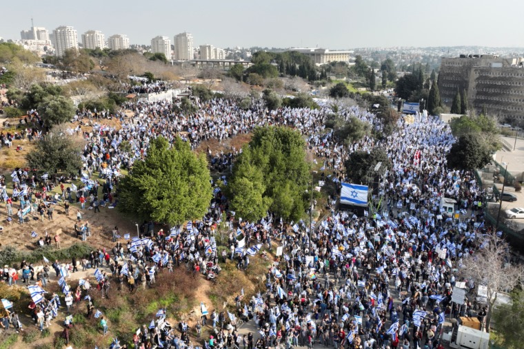 الإسرائيليون يتظاهرون قبل التصويت على قانون الإصلاح القضائي