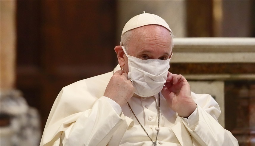 الفاتيكان: نقل البابا إلى المستشفى