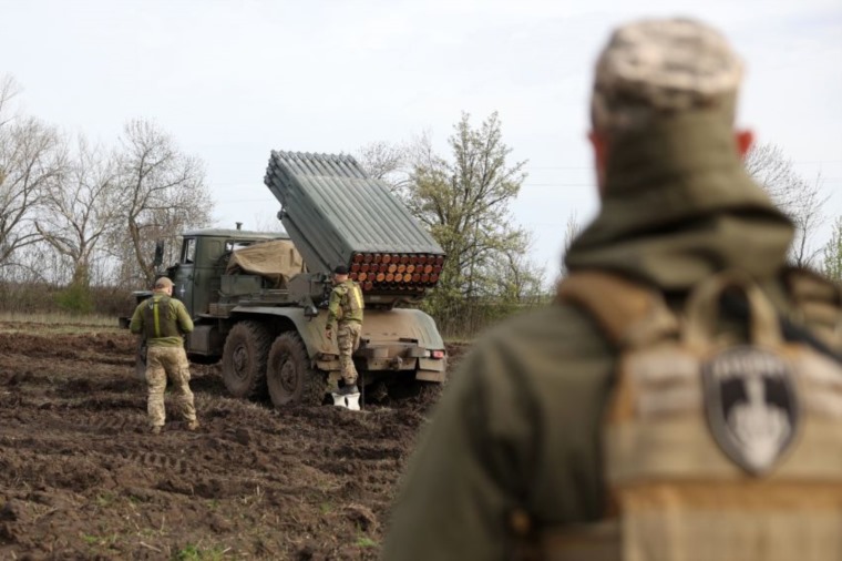 أوكرانيا تتسلم 14 دبابة وزيارة دعم من الناتو