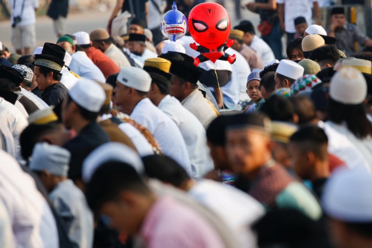مسلمو إندونيسيا وماليزيا يحتفلون بعيد الفطر مع انحسار مخاوف كورونا