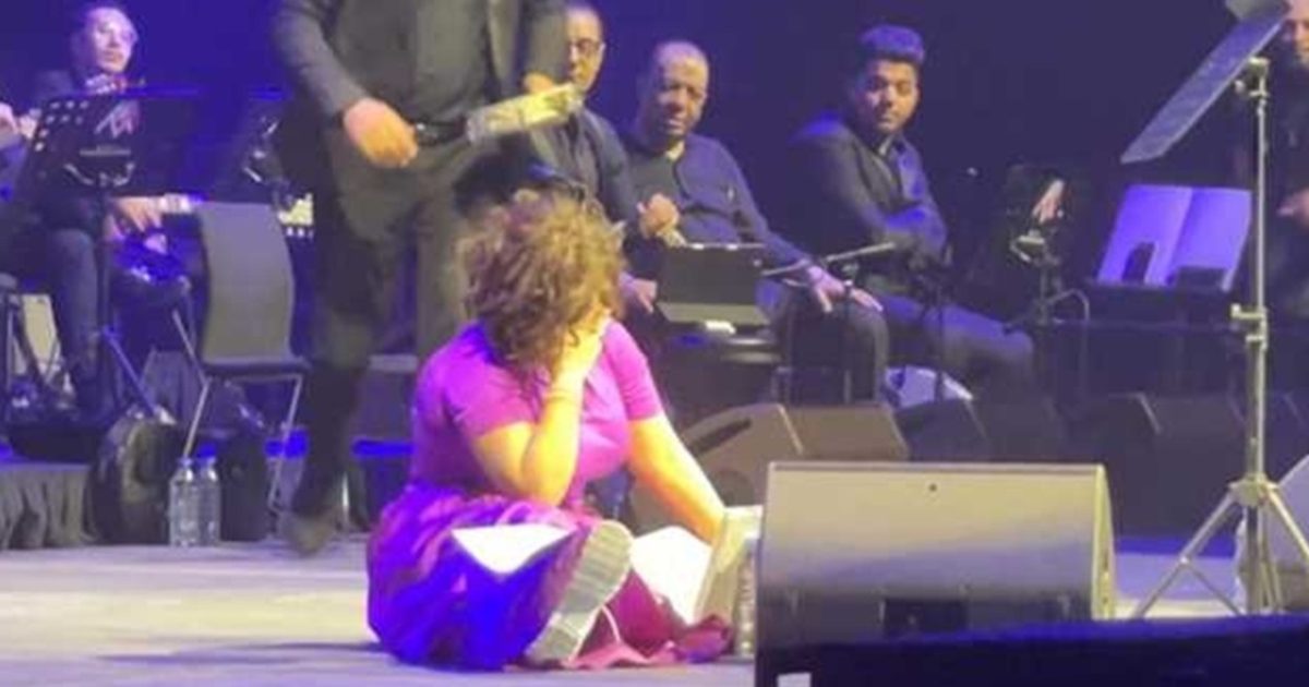 موقف محرج.. شيرين عبد الوهاب تسقط على المسرح خلال حفلها في دبي (فيديو)
