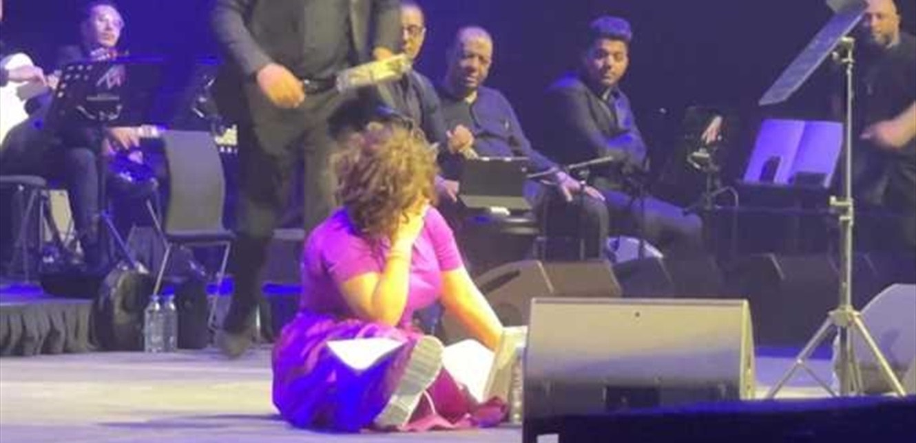 موقف محرج.. شيرين عبد الوهاب تسقط على المسرح خلال حفلها في دبي (فيديو)