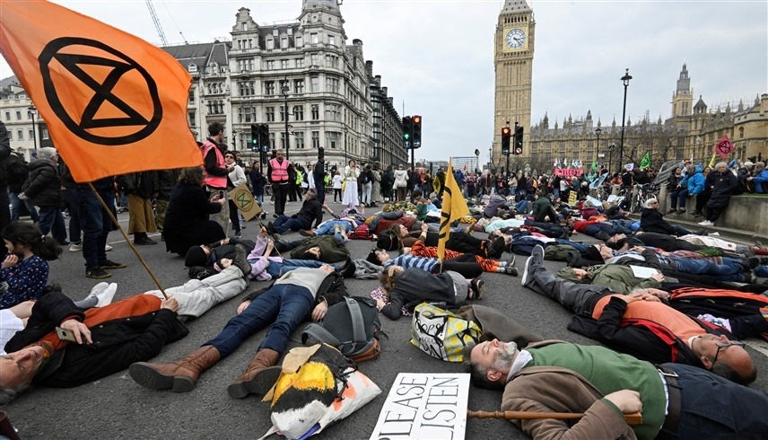 الآلاف يتظاهرون في بريطانيا بسبب التغير المناخي