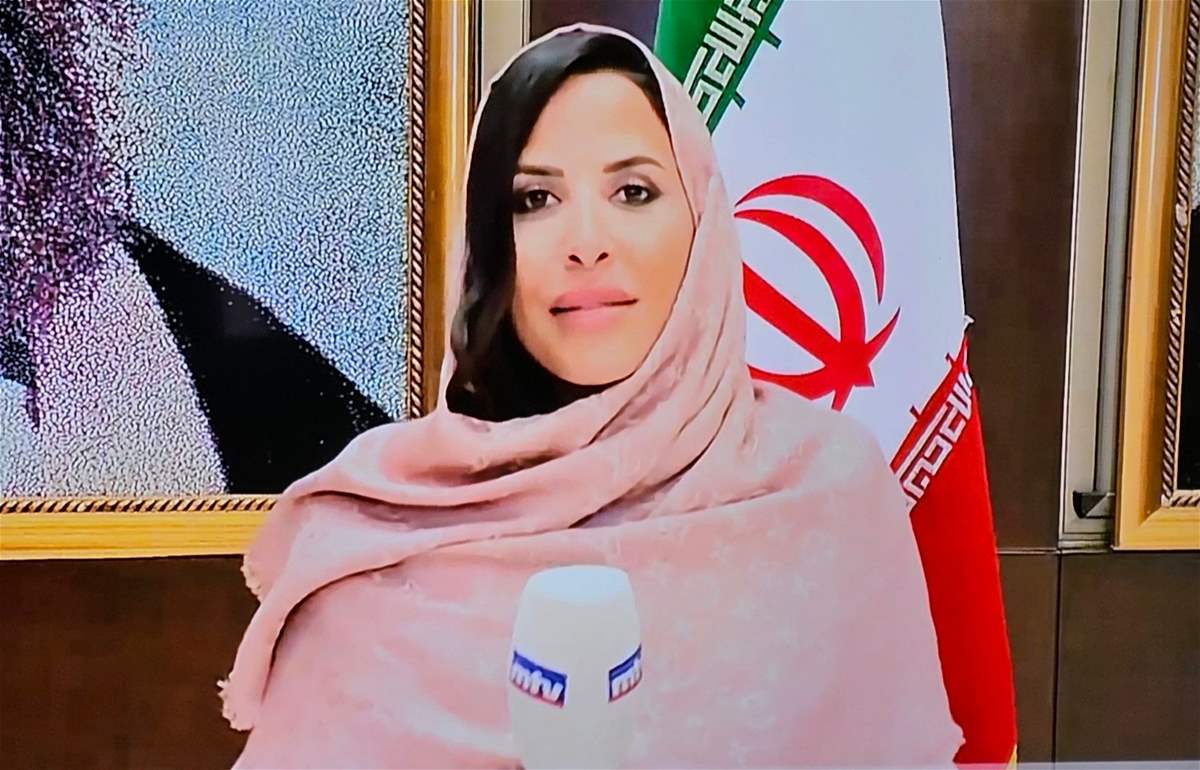 مراسلة الـ"MTV" بـ"الحجاب" وخلفها "علم إيران".. شاهدوا الصورة