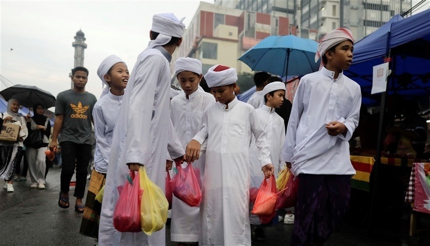 مسلمو إندونيسيا وماليزيا يحتفلون بعيد الفطر مع انحسار مخاوف كورونا
