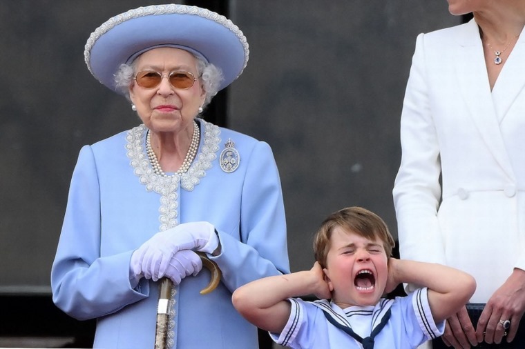 أطفال العائلة المالكة البريطانية يستحوذون على انتباه المعجبين بأفعالهم الغريبة