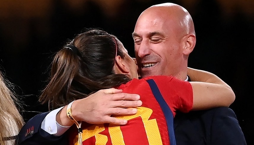 ضحية "القبلة" تتهم الاتحاد الإسباني بالتلاعب