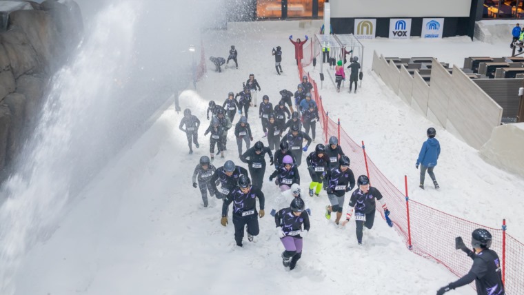 500 مشارك بتحدي الثلج في "سكي دبي"
