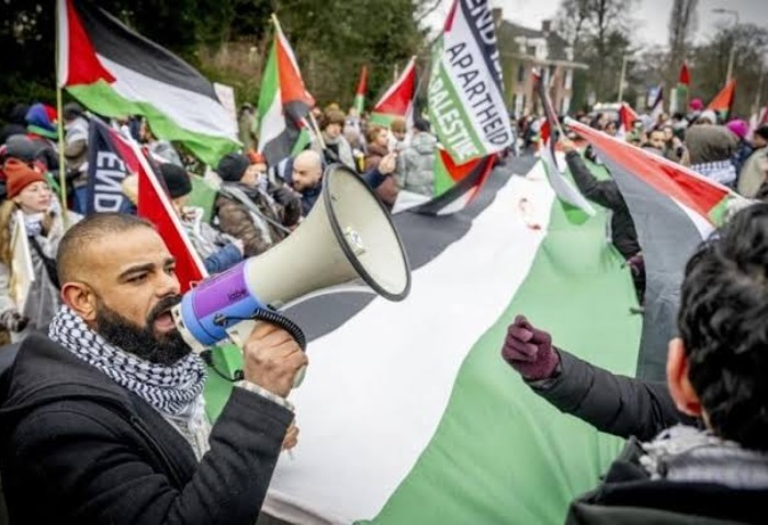 دعماً لفلسطين والمطالبة بوقف إطلاق النار، مظاهرات حاشدة أمام العدل الدولية