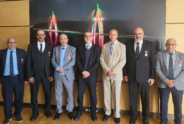 Remise de Wissams Royaux à des cadres et fonctionnaires d'ADM