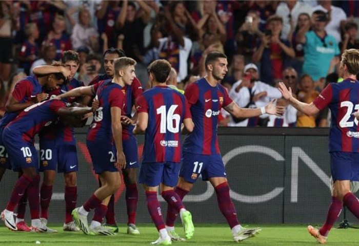 القناة المفتوحة الناقلة لمباراة برشلونة ونابولي في دوري الأبطال الليلة