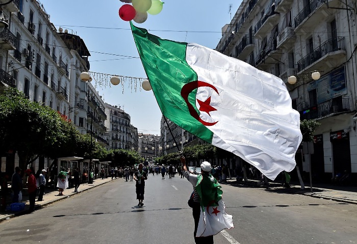 قانون جزائري يقضي بالسجن لكل من يتلفظ بألفاظ خادشة للحياء في الأماكن العامة