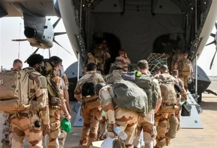 فرنسا تستعد لإجلاء عسكرييها من دول أفريقيا