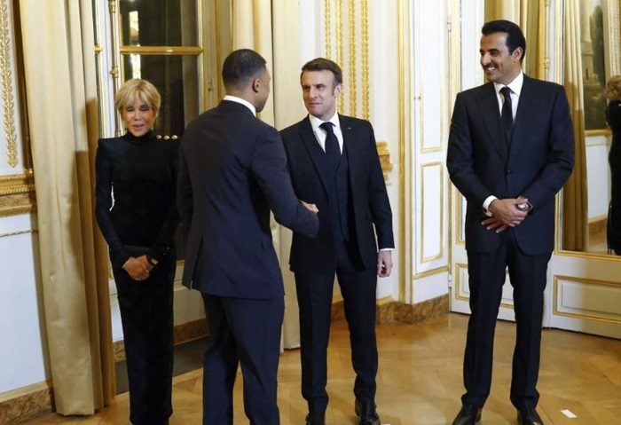 تفاصيل حوار «مبابي» مع رئيس فرنسا وأمير قطر عن ناديه المستقبلي (فيديو)