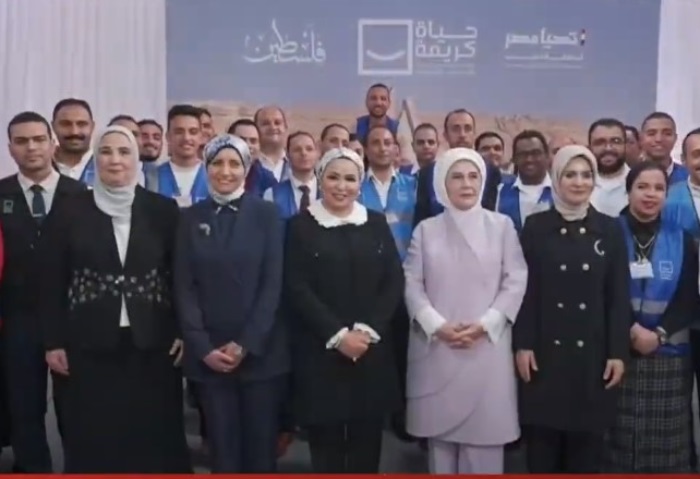 السيدة انتصار السيسي وقرينة الرئيس التركي تزوران الهلال الأحمر بالقاهرة