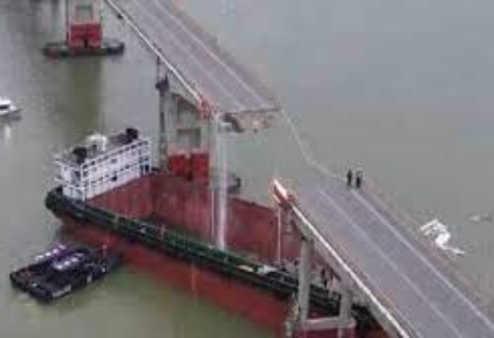 «قسمته نصفين»، سفينة شحن عملاقة تصطدم بجسر في الصين