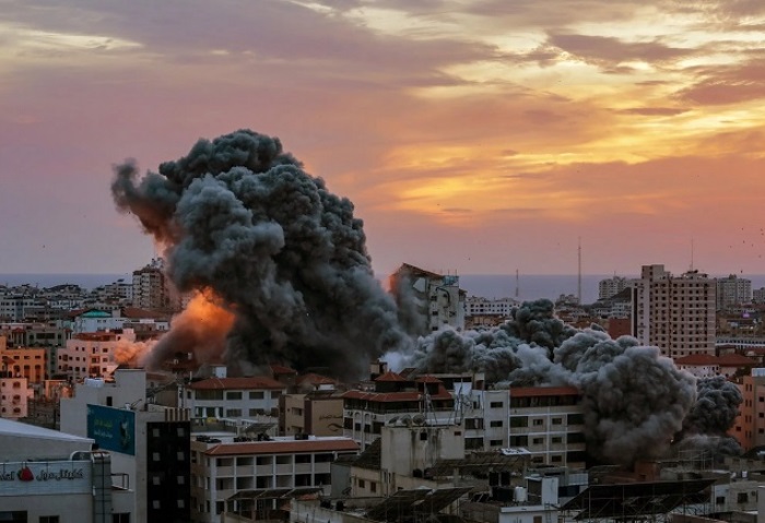 غارة جوية إسرائيلية عنيفة تستهدف شمال مخيم النصيرات وسط قطاع غزة