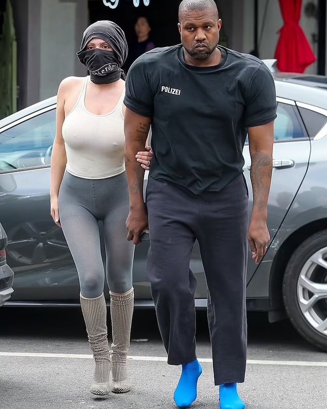 Kanye West et Bianca Censori : Le Couple à l'Épicentre des Polémiques Vestimentaires 5 Kanye West et Bianca Censori : Le Couple à l'Épicentre des Polémiques Vestimentaires