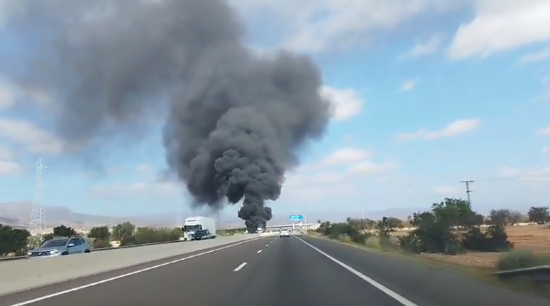 Incendie sur la Route entre Marrakech et Agadir : Un Camion Dévasté par les Flammes 3 Incendie sur la Route entre Marrakech et Agadir : Un Camion Dévasté par les Flammes