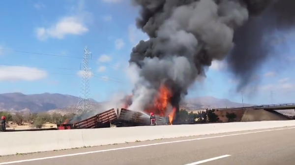 Incendie sur la Route entre Marrakech et Agadir : Un Camion Dévasté par les Flammes 4 Incendie sur la Route entre Marrakech et Agadir : Un Camion Dévasté par les Flammes