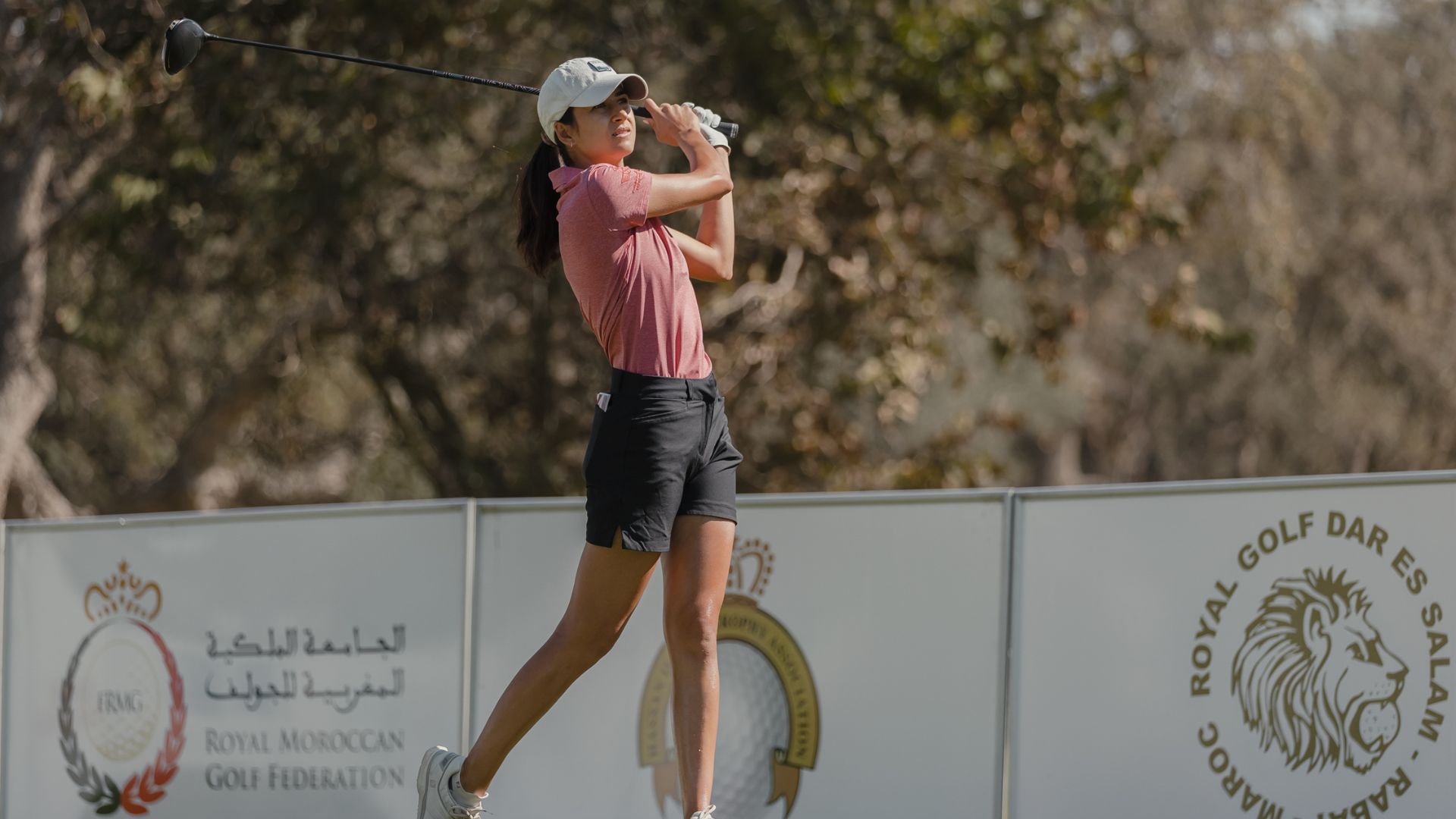 Steve Pate et Maria Fassi Domine le Premier Tour du 48ème Trophée Hassan II et de la 27ème Coupe Lalla Meryem 5 Maria Fassi et Ines Laklalech Brillent sur le Parcours Bleu