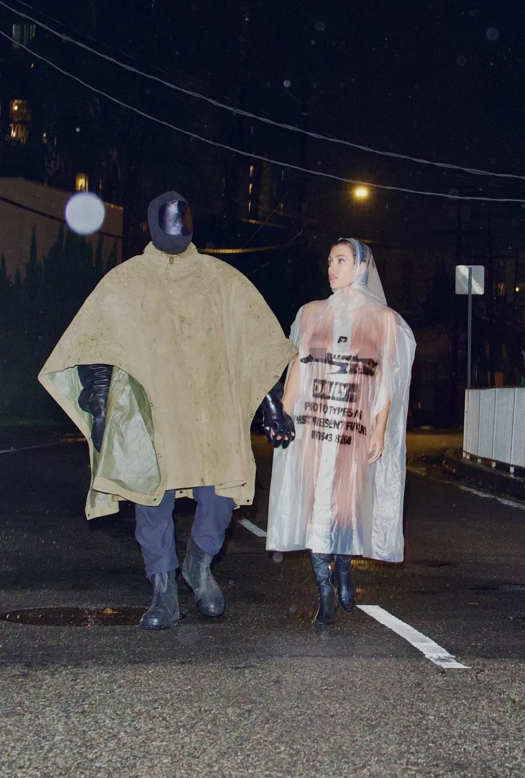 Bianca Censori Éblouit en Portant un Imperméable Transparent aux côtés de Kanye West 3 Bianca Censori et Kanye West : Un Look Transparent qui Fait Parler