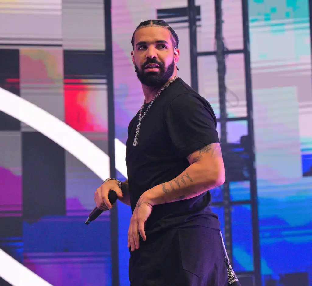 Drake se moque de la prétendue vidéo virale en plein concert : « Les rumeurs sont vraies » 3 Drake