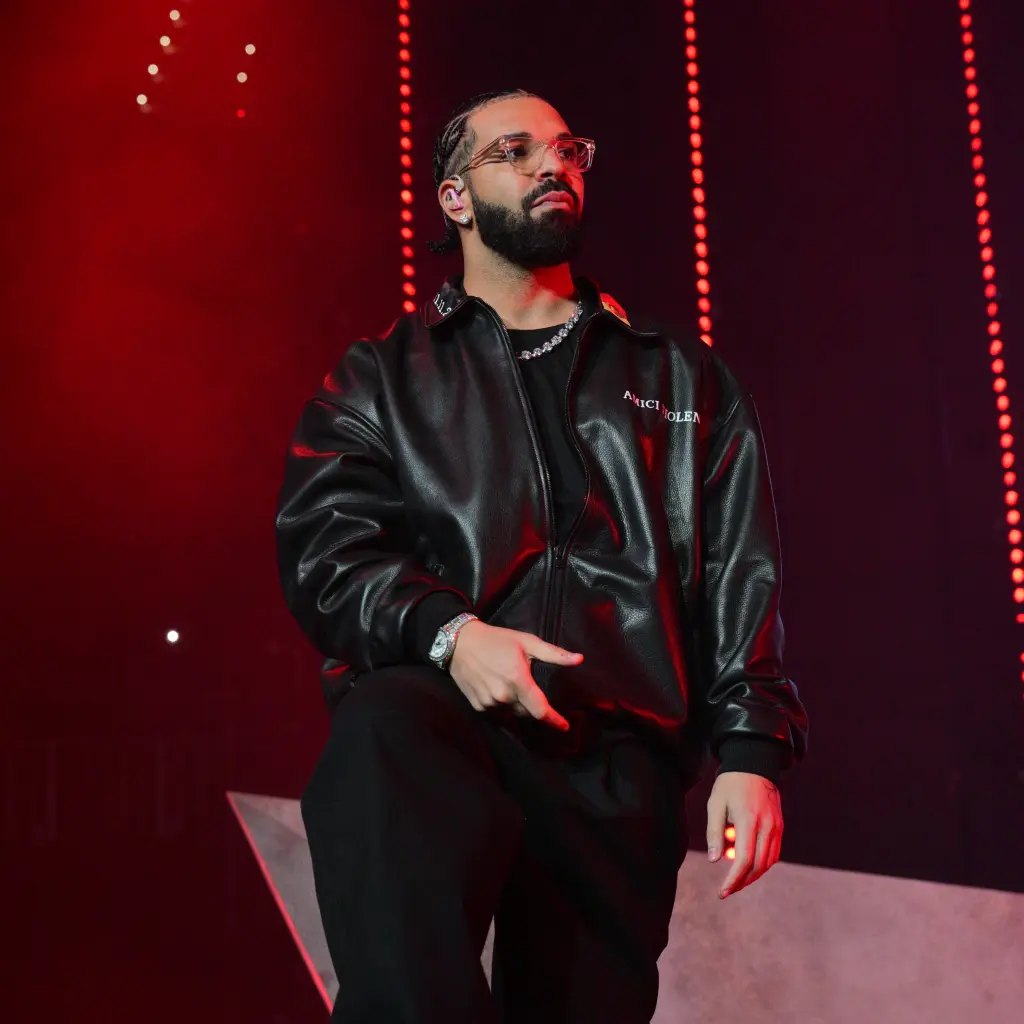 Drake se moque de la prétendue vidéo virale en plein concert : « Les rumeurs sont vraies » 5 Drake