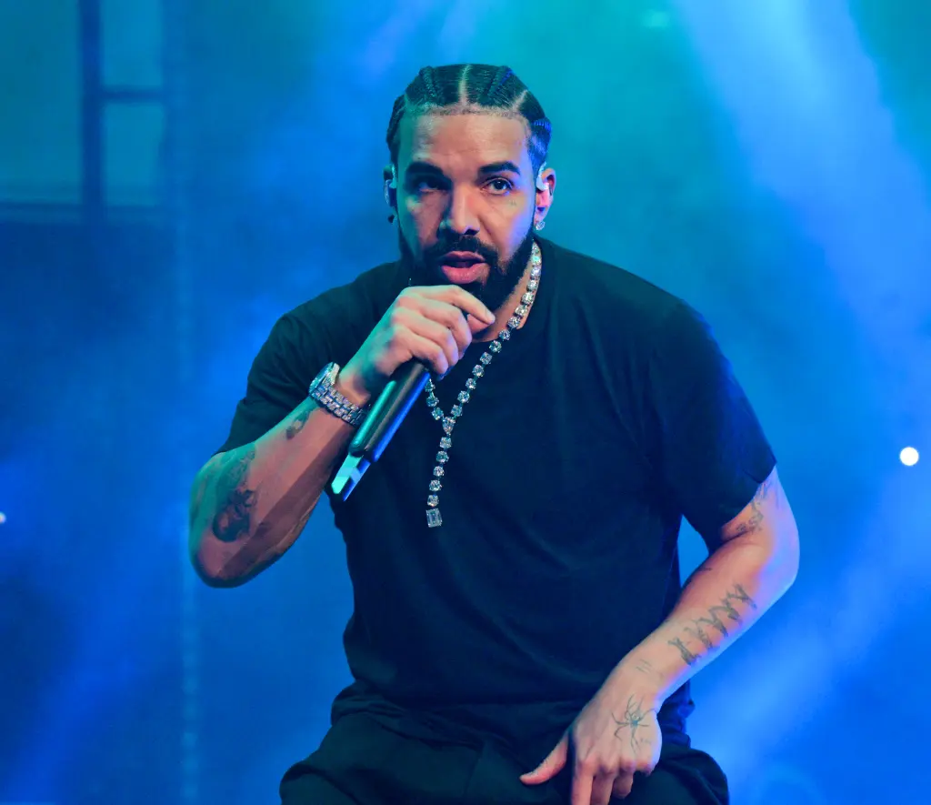 Drake se moque de la prétendue vidéo virale en plein concert : « Les rumeurs sont vraies » 4 Drake