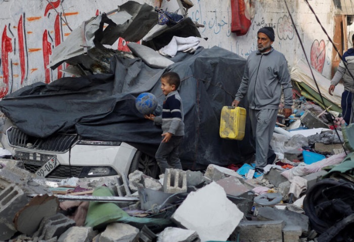 في إطار سياسة تجويع غزة، الاحتلال يعرقل وصول المساعدات للفلسطينيين