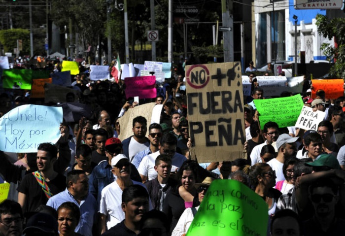 «كسروا باب القصر» مظاهرات أمام بوابة القصر الرئاسي في المكسيك