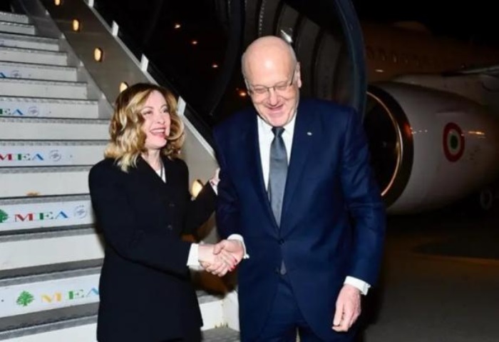 «طلعت مش هي» رئيس الوزراء اللبناني يُقبل سيدة ظنها نظيرته الإيطالية (فيديو)