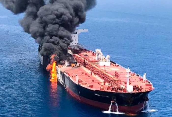 الحوثيون: «حققنا إصابات مباشرة» بعد استهداف سفينة ومدمرات أمريكية