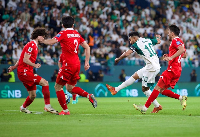 سالم الدوسري يسجل هدفا عالميا في مباراة السعودية وطاجيكستان (فيديو)