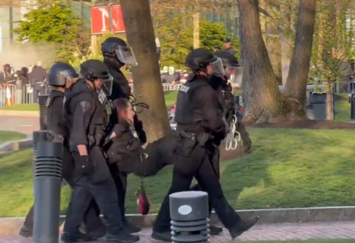 الشرطة الأمريكية في بوسطن تفض اعتصام طلاب جامعة نورث إيسترن بالقوة