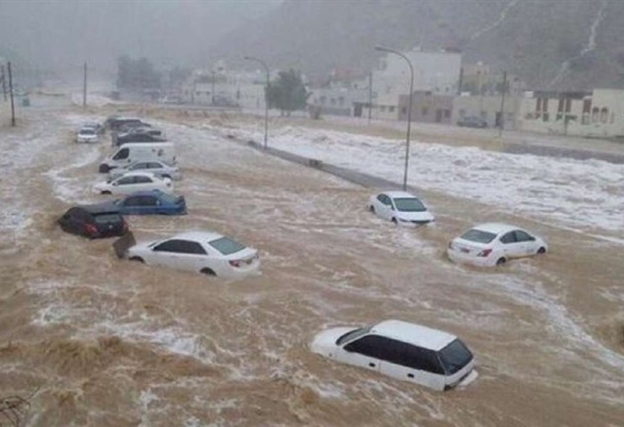 السيول تغرق عمان والإمارات وتحاصر الأهالي فى الشوارع (فيديو)
