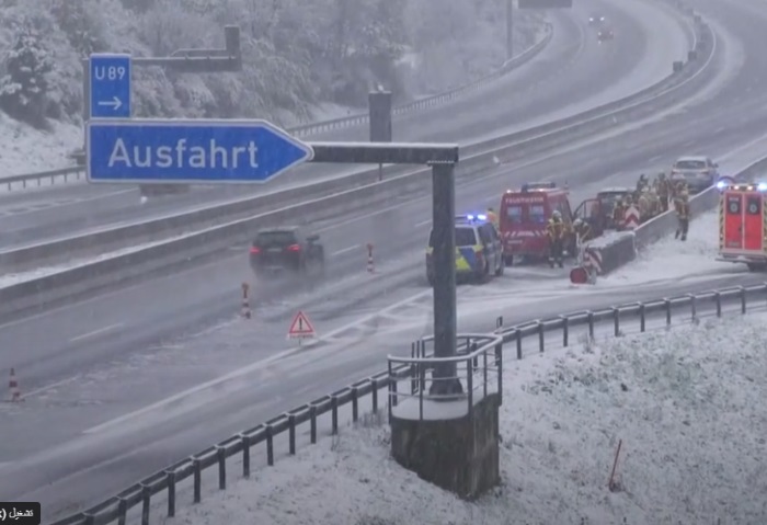 عاصفة ثلجية تضرب ولاية بافاريا الألمانية، وفوضى عارمة على الطرق