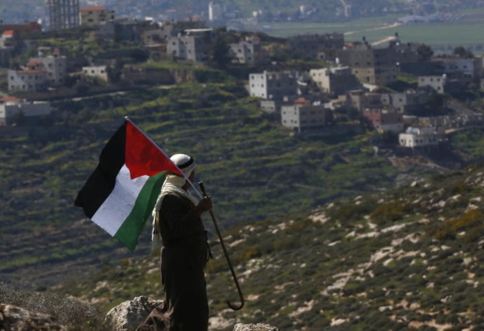 عبوة ناسفة تنفجر في مستوطن حاول إزالة علم فلسطين بالضفة (فيديو)