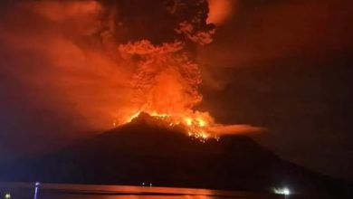 رعب تسونامي يحاصر إندونيسيا بسبب ثورة بركان جبل روانج (فيديو )