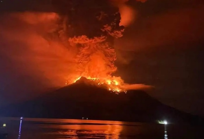 رعب تسونامي يحاصر إندونيسيا بسبب ثورة بركان جبل روانج (فيديو )