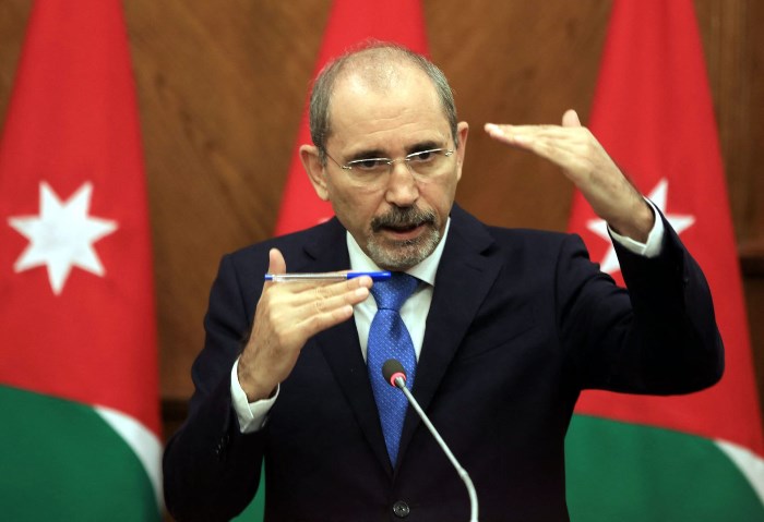 وزير الخارجية الأردني: مستعدون لإدخال 500 شاحنة مساعدات إلى غزة يوميا