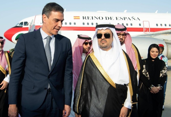 بعد الأردن، رئيس وزراء إسبانيا يصل المملكة العربية السعودية