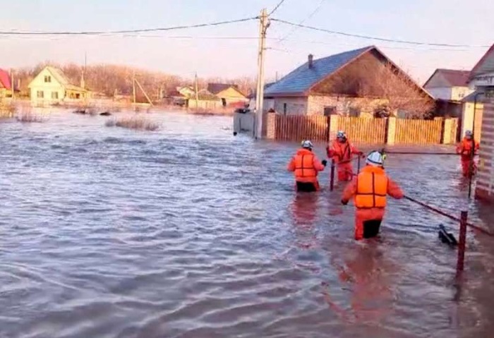 إجلاء أكثر من 4 آلاف شخص بعد انهيار سد في روسيا (فيديو)