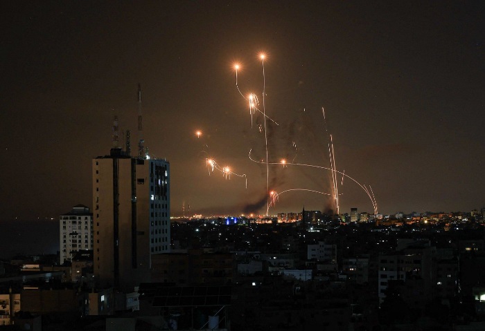 وسائل إعلام: إطلاق عشرات الصواريخ من جنوب لبنان تجاه الجليل شمال إسرائيل