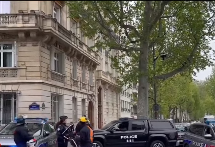 القبض على رجل هدد بتفجير نفسه داخل القنصلية الإيرانية في باريس