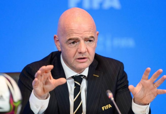 رئيس الاتحاد الدولي «فيفا» يرفع شعار معا ضد العنصرية في كرة القدم