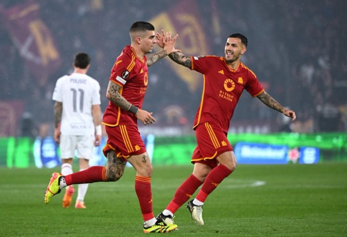 روما يبلغ نصف نهائي الدوري الأوروبي بعد الفوز على ميلان 3 - 1 بمجموع اللقاءين