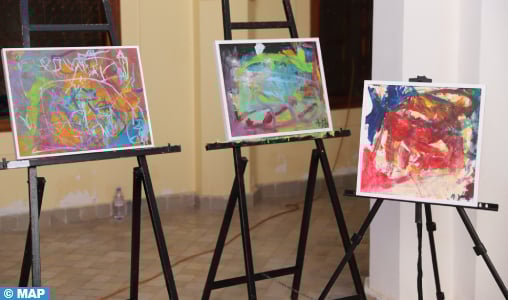 A coup de pinceaux, Aya Arrache transmet à Marrakech émotions et joie de vivre