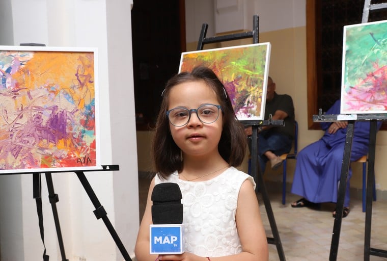 A coup de pinceaux, Aya Arrache transmet à Marrakech émotions et joie de vivre